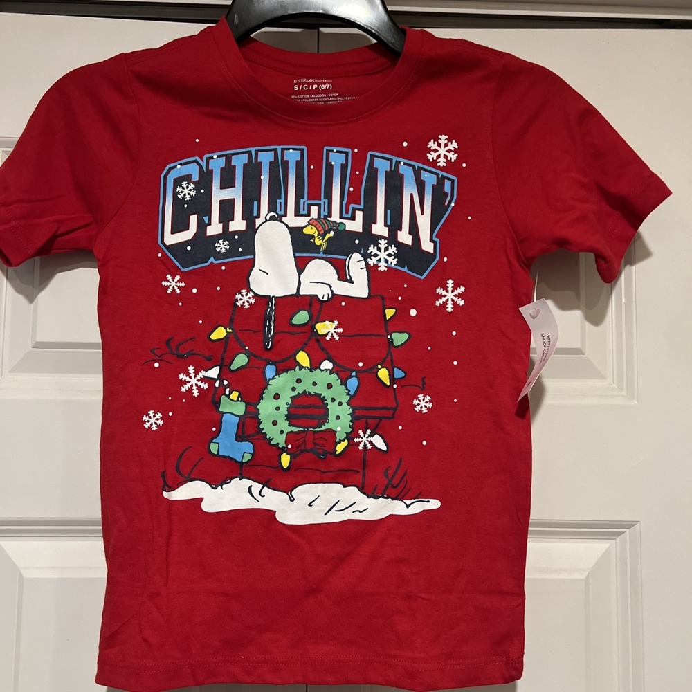 NWT- Peanuts Snoopy Christmas CHILLIN  T-Shirt Boys Girls Size S 6-7 Red‎ Cotton